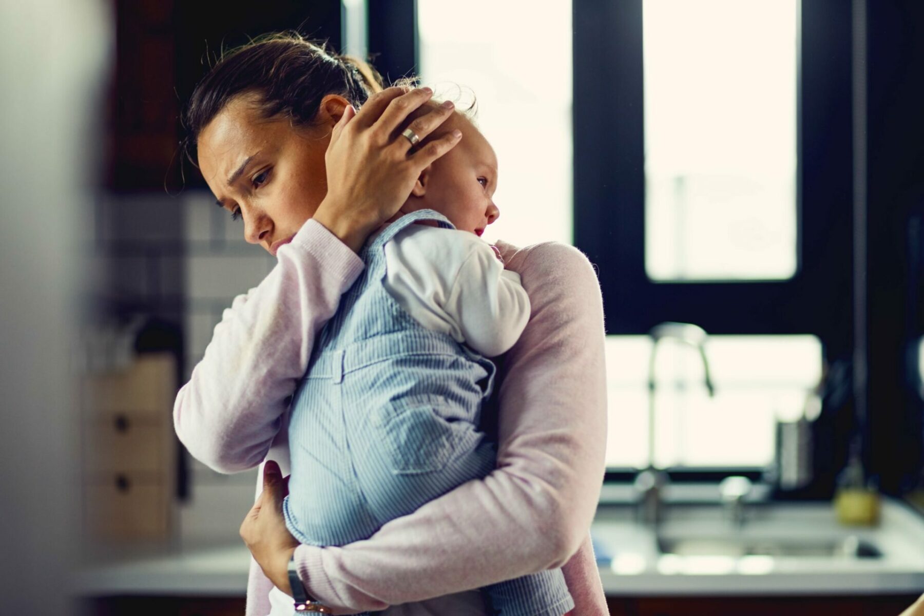Caroline Ridoire Psychologue A Tours Young Worried Mother Comforting Her Crying Baby Home Scaled 1